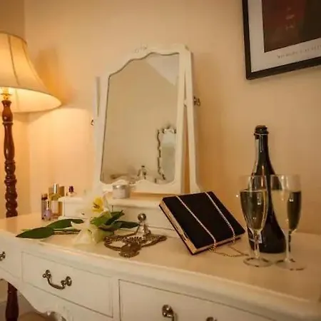 14 Wolfe Tone Square 5 Bed Townhouse *
