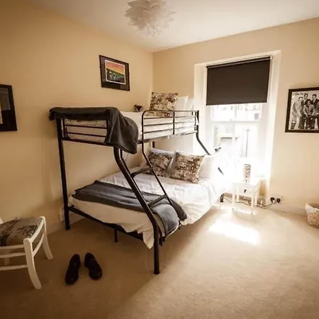 14 Wolfe Tone Square 5 Bed Townhouse *